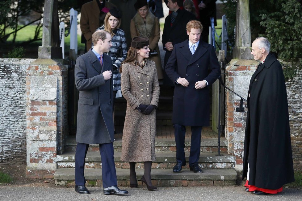 Princ William, Kate, princ Harry a další členové královské rodiny navštívili tradiční vánoční mši.