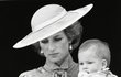 Princ William, za ním jeho matka Diana s jeho bratrem Harrym.