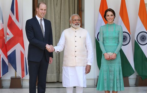 Indický premiér je svým pevným stiskem vyhlášený, nešetřil ani Williama v přítomnosti Kate.