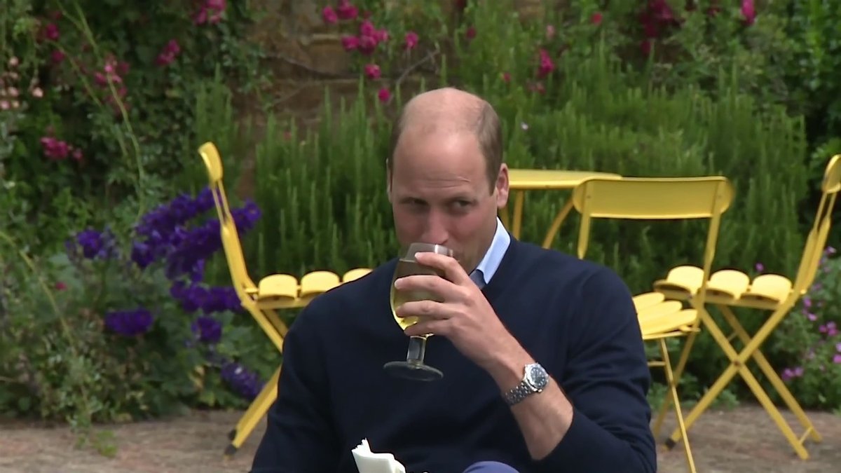 Princ William si užívá první skleničku po znovuotevření hospod v Británii