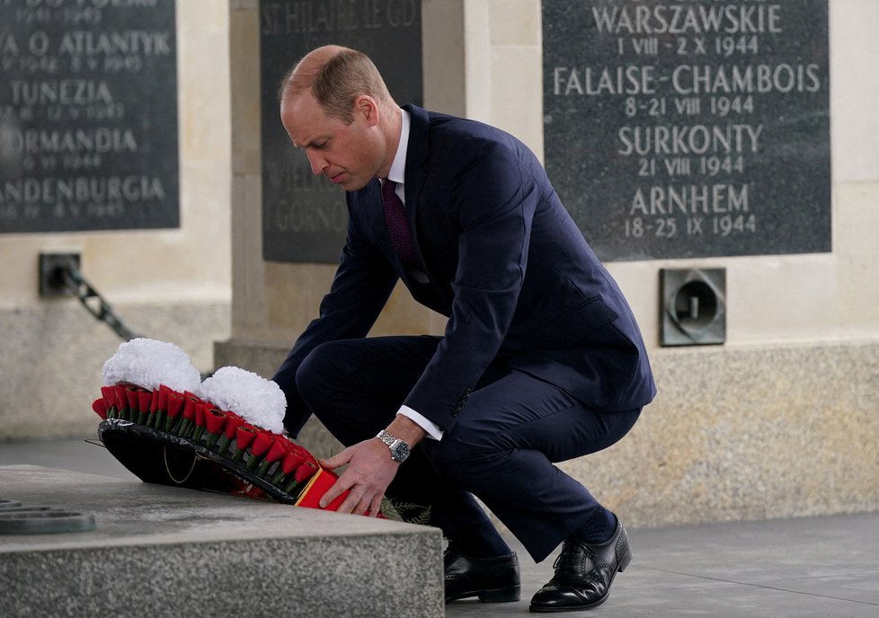 William položil věnec na památník padlým polským vojákům během 2. Světové války.