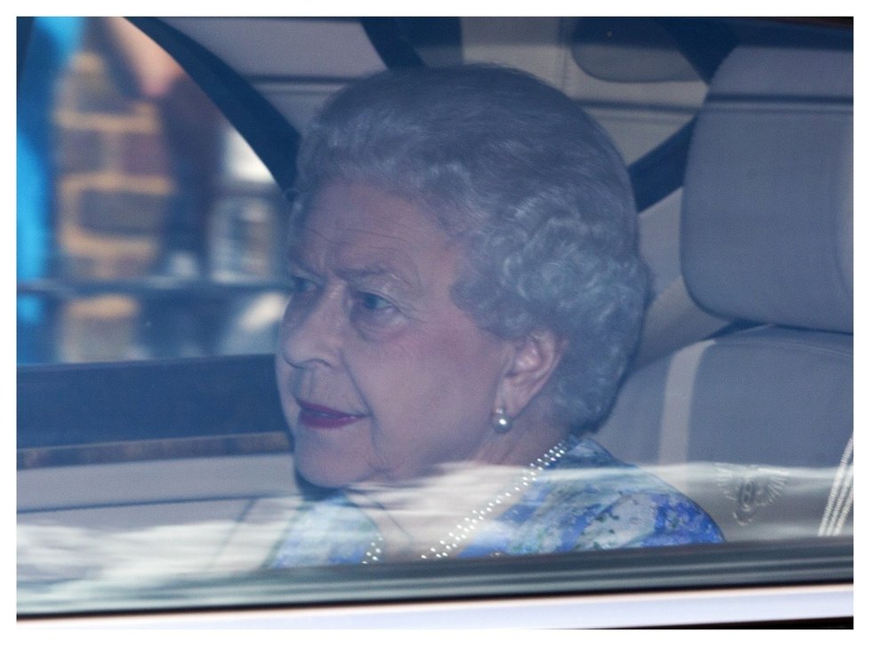 Královna Alžběta II. přijížděla na oslavu svého pravnuka George se zamračeným čelem.