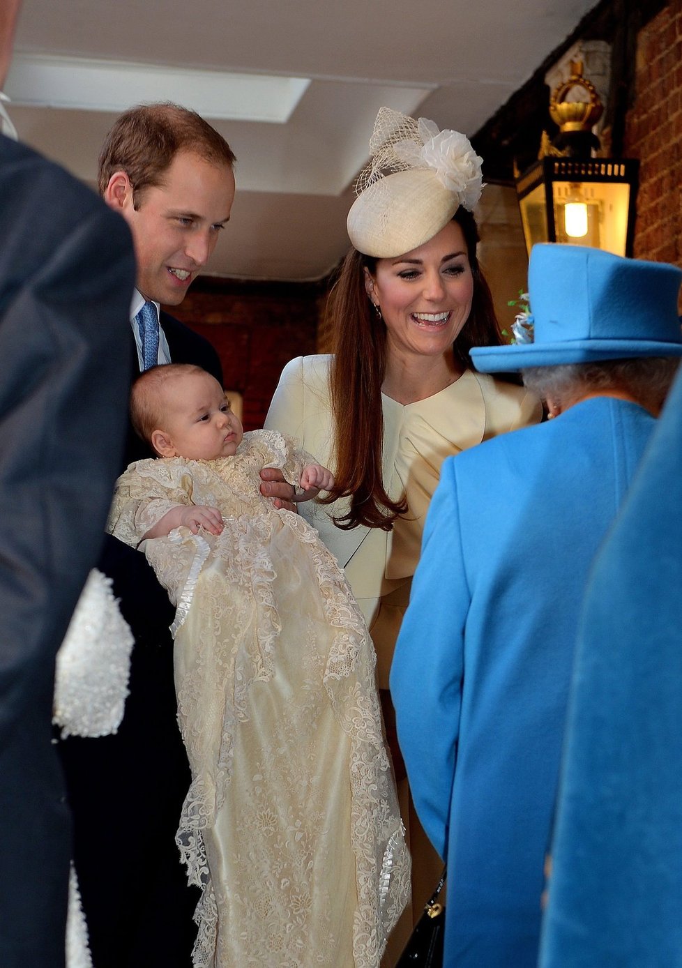 Pyšní rodiče Kate a William se zdraví s Georgeovou prababičkou královnou Alžbětou II.