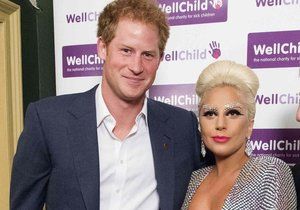 Lady Gaga a Tony Bennett s princem Harrym na události k podpoře charitativní organizace Wellchild.