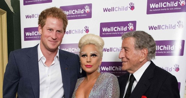 Lady Gaga a Tony Bennett s princem Harrym na události k podpoře charitativní organizace Wellchild.