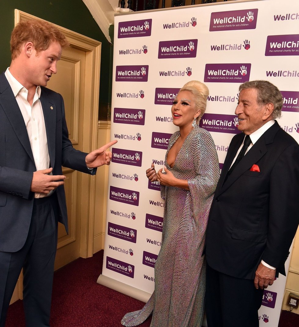 Lady Gaga a Tony Bennett s princem Harrym na události k podpoře charitativní organizace Wellchild