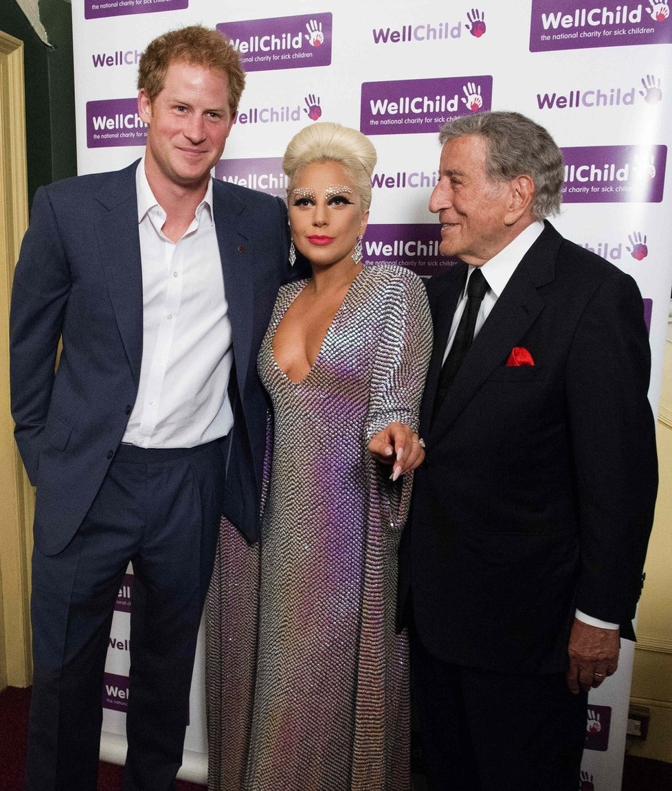 Lady Gaga a Tony Bennett s princem Harrym na události k podpoře charitativní organizace Wellchild