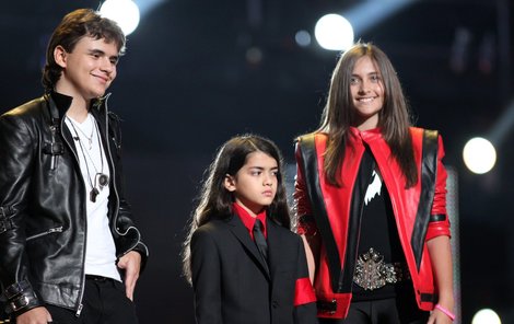 Jacksonovy děti dorazily na show v kopiích tátových kostýmů (zleva - Prince Michael, Blanket, Paris