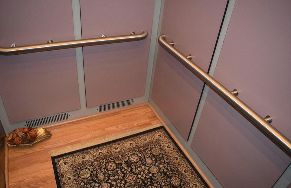 Výtah, ve kterém byla mrtvola Prince nalezena.