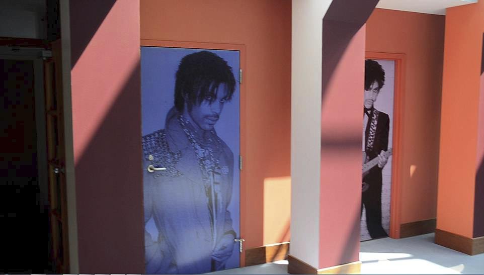 Prince měl svoje fotky na dveřích.
