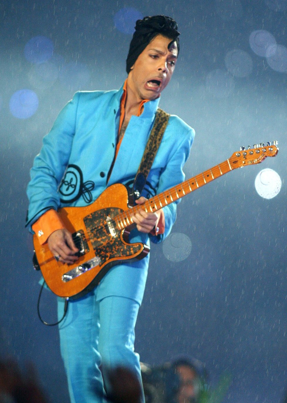 Zemřel americký zpěvák Prince (†57).