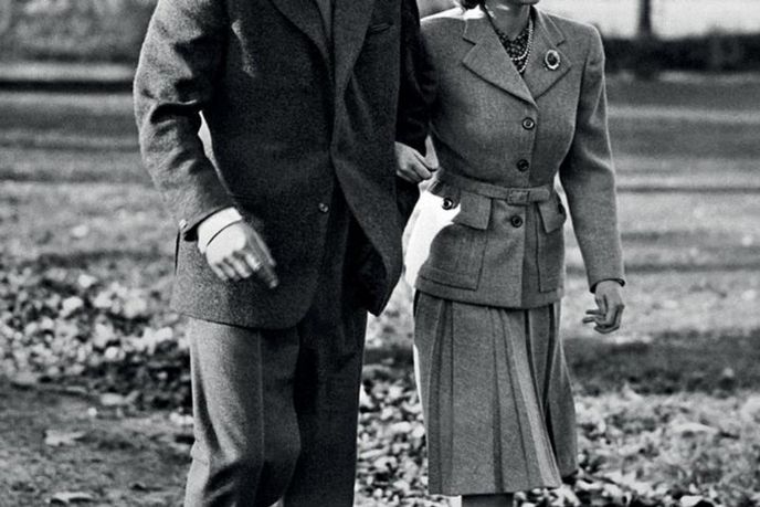 Princezna Alžběta a její manžel vévoda z Edinburghu v roce 1947 na procházce během svatební cesty v Broadlands.