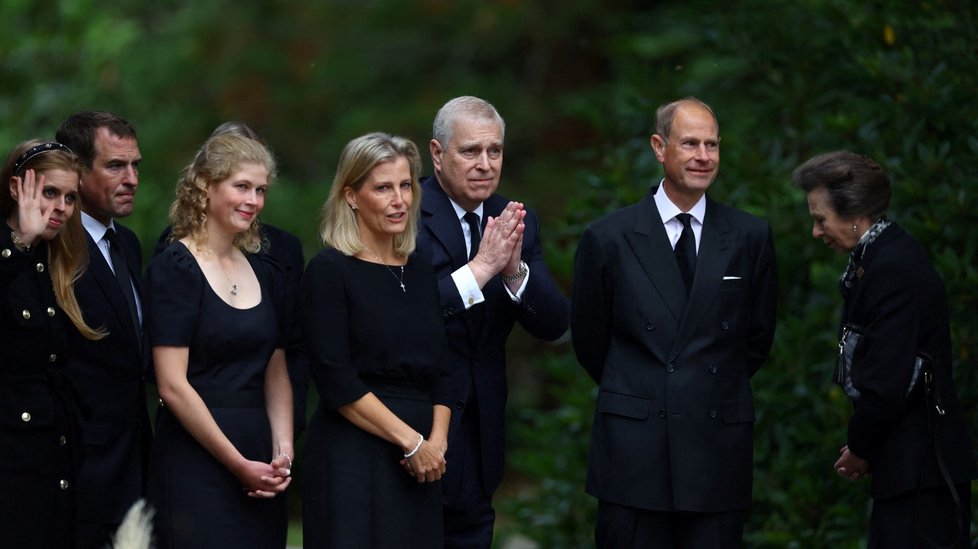 Členové královské rodiny byli dojatí záplavou květin a vzkazů před zámkem Balmoral. Andrew byl rád, že ho nevypískali.