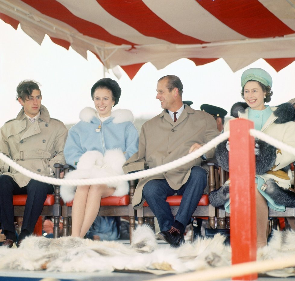 Princ Charles, princezna Anne, princ Philip a královna Alžběta II. během turné po Kanadě.