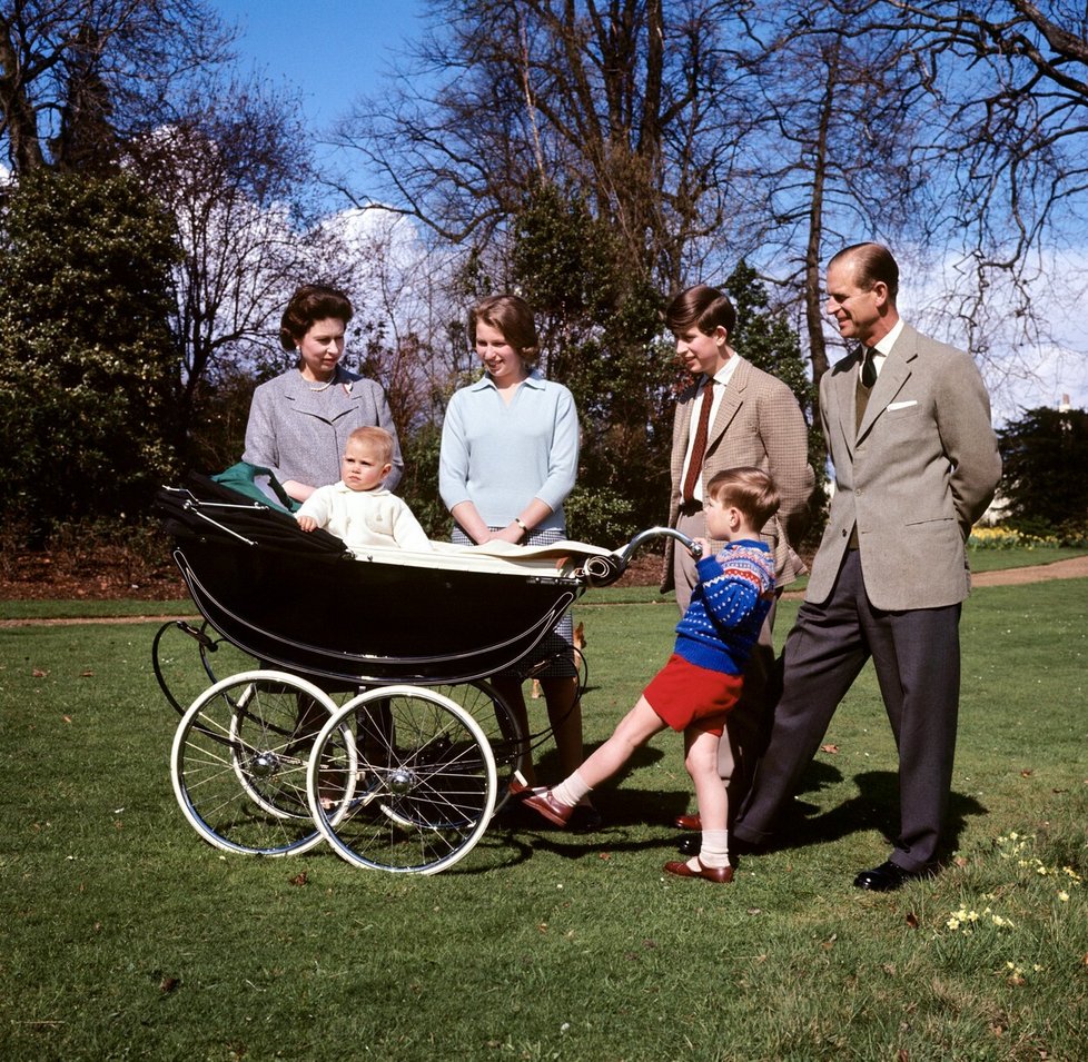 Královna Alžběta II., princ Philip a jejich čtyři děti.