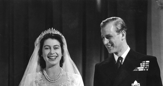 Královna Alžběta II. zapůjčila šaty vnučce, které sama oblékla na své svatbě v roce 1947.