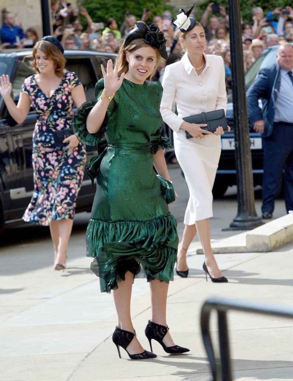 Na svatbě byla přítomna princezna Beatrice, za ní princezna Eugenie