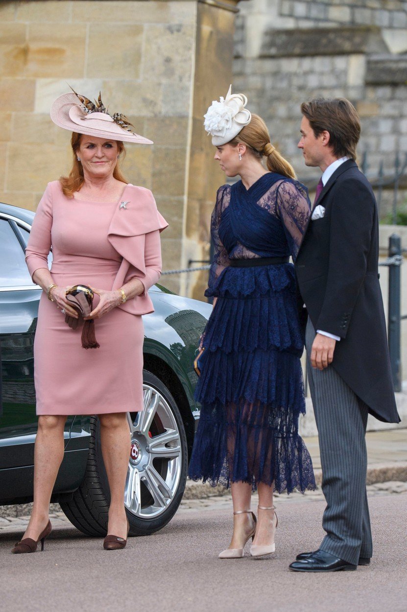 Princezna Beatrice se svou matkou přijela na královskou svatbu Lady Gabrielly Windsor