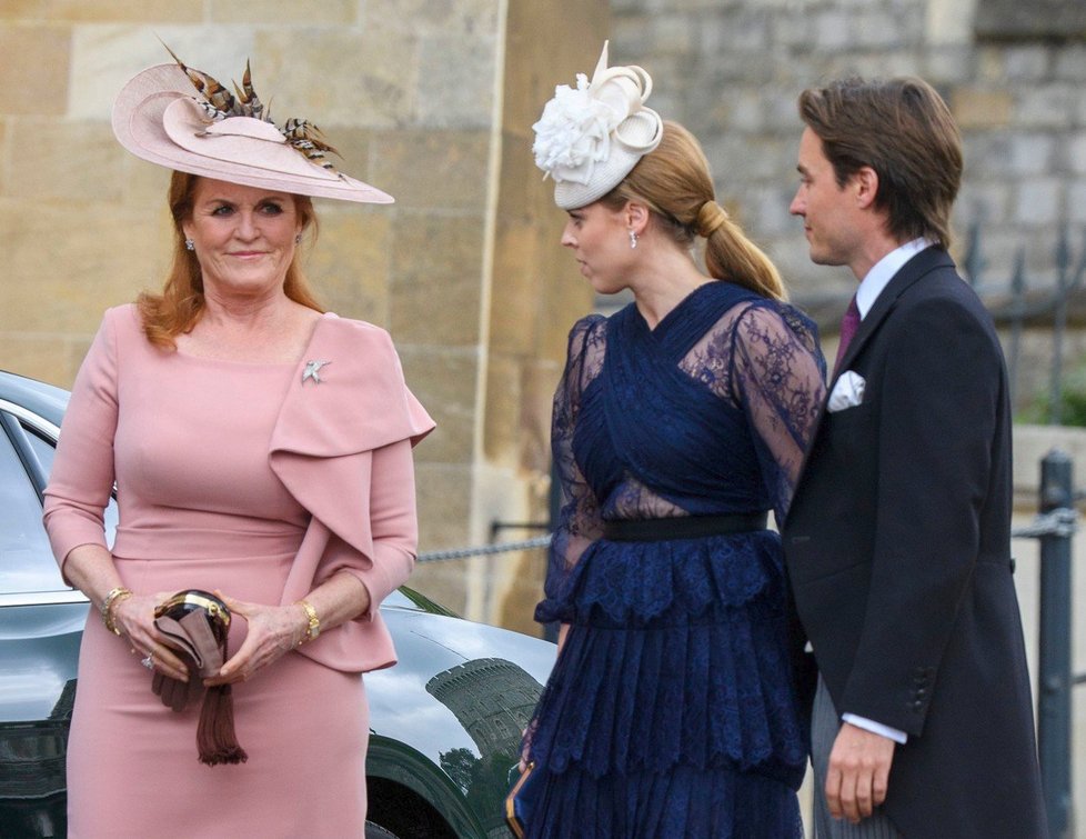 Princezna Beatrice se svou matkou přijela na královskou svatbu Lady Gabrielly Windsorové.