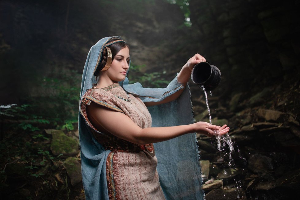 Modelka má na sobě oblečení a šperky, které měla na sobě před 2500 lety princezna obětovaná v Býčí skále.