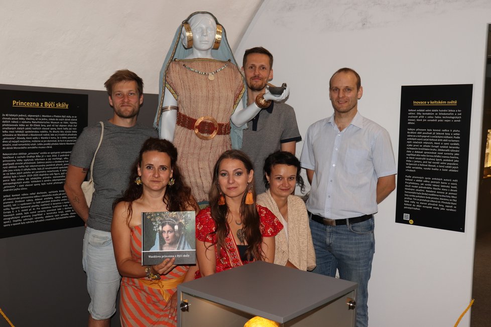 Pracovníci Muzea Blanenska s vědci poté, co se jim podařilo sestavit obličej, postavu a oděv obětované princezny z Býčí skály.