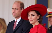 Nemoc princezny Kate (42), která aktuálně podstupuje preventivní chemoterapie, dennodenně plní titulní strany, na královskou rodinu je tak vyvíjen enormní tlak. Kate a William se proto rozhodli hledat klid.