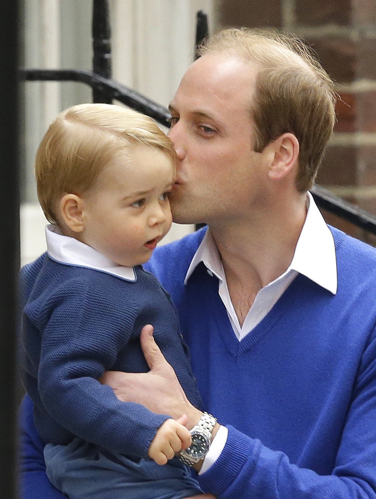 Sestřičku přišel spolu s tátou Williamem vyzvednout i malý George.