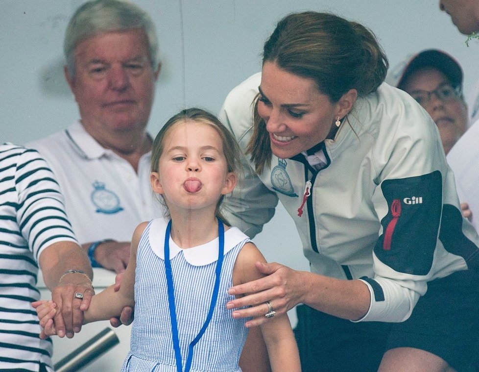 Princezna Charlotte vyplázla na novináře jazyk.