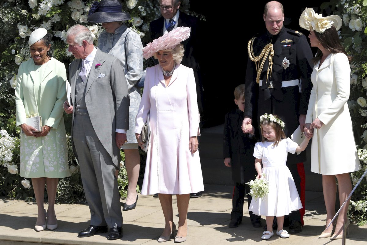 Malá Charlotte byla v dobré náladě, princ George se schovával za svého tátu.