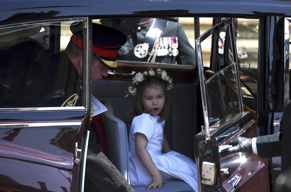 Malá Charlotte přijíždí na Windsor.