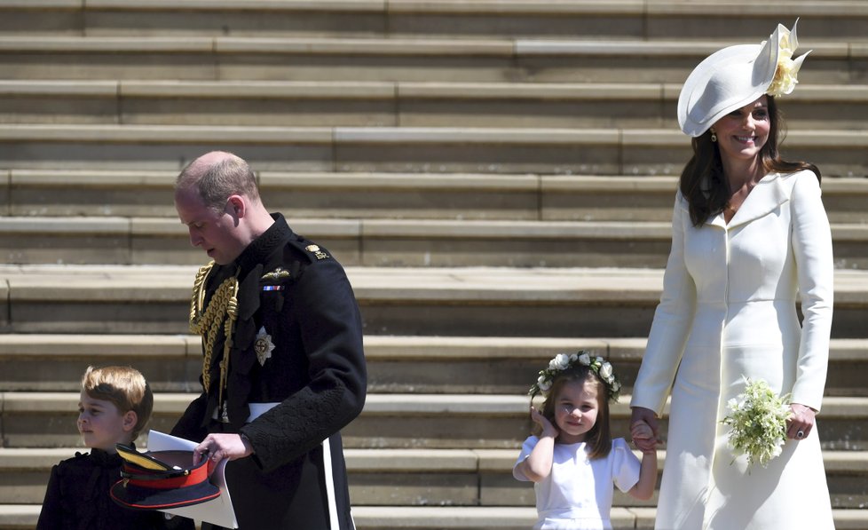 Princ George a princezna Charlotte se svými rodiči.