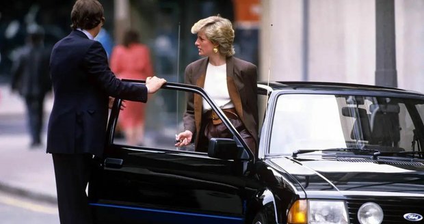 Princezna Diana se svým Fordem