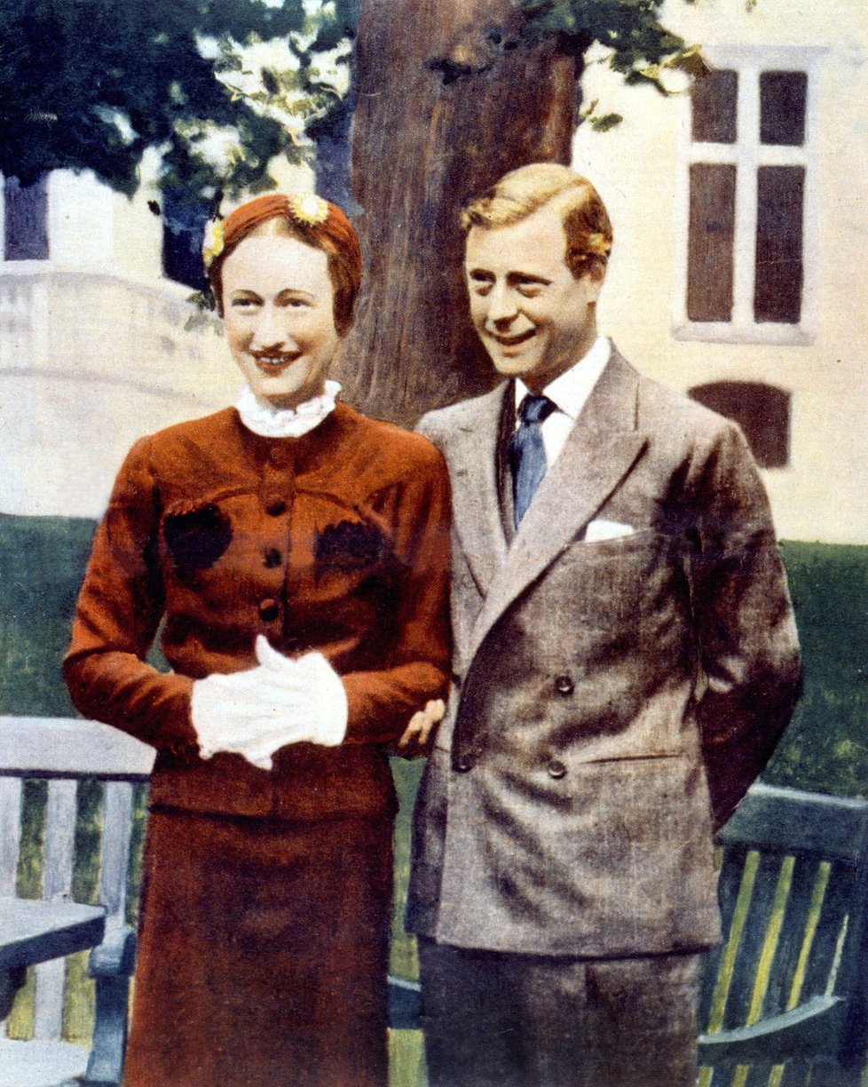 Dvakrát rozvedená Američanka se v roce 1937 vdala za britského krále Edwarda VIII., což způsobilo takový skandál, že její manžel musel abdikovat ve prospěch svého bratra Jiřího VI.