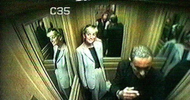 30. srpna 1997 – Takhle zachytily jeden z posledních Dianiných úsměvů bezpečnostní kamery ve výtahu.