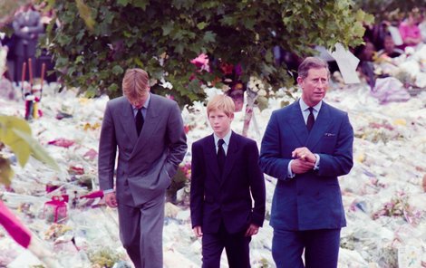 Princ Charles a synové William a Harry na pohřbu princezny Diany