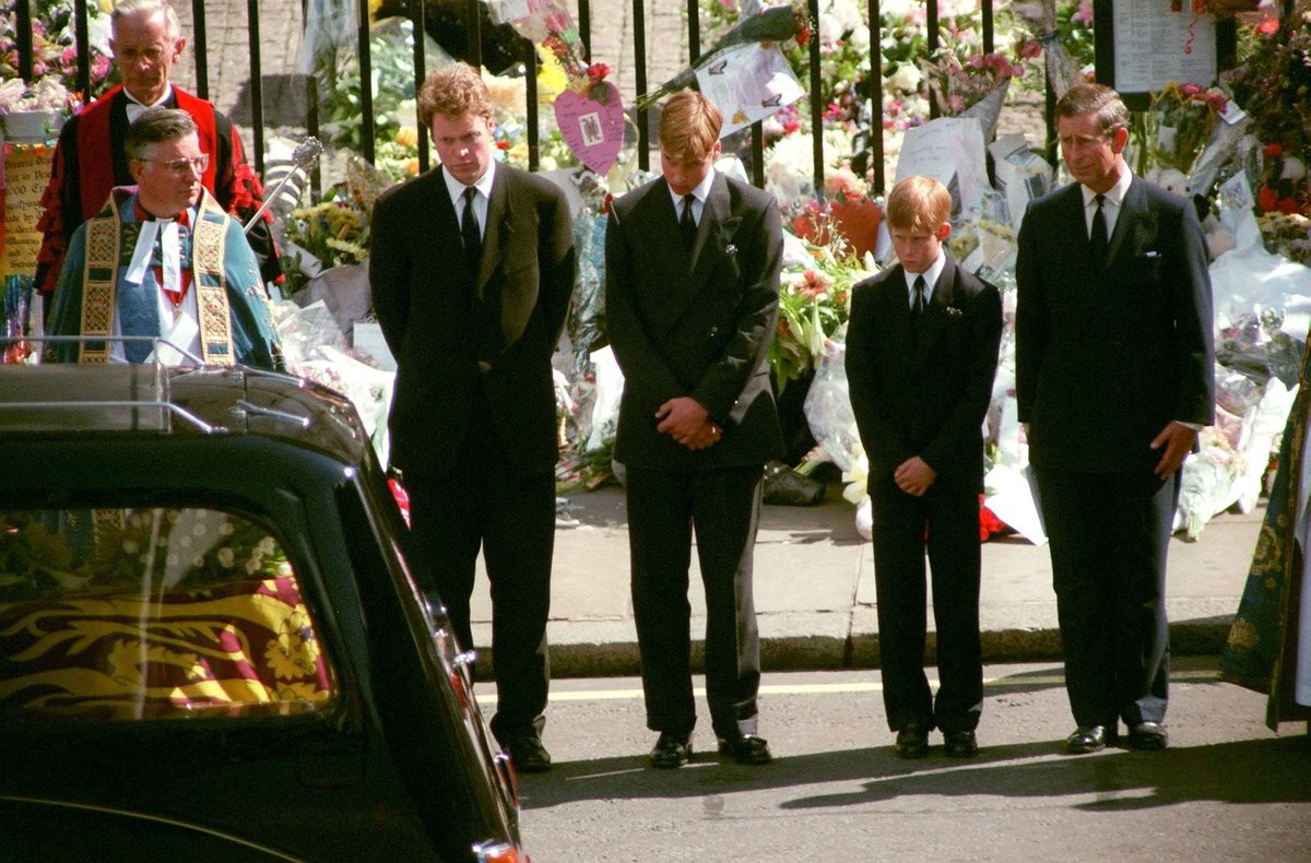 Dianin bratr, synové a bývalý manžel princ Charles truchlí nad její rakví.