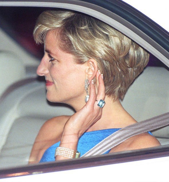Princezna Diana se stejným akvamarínovým prstenem
