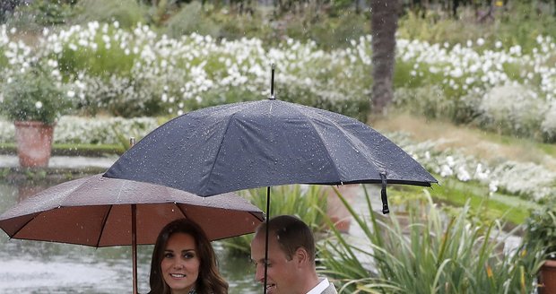 Vévodkyně Kate a princ William v zahradách princezny Diany