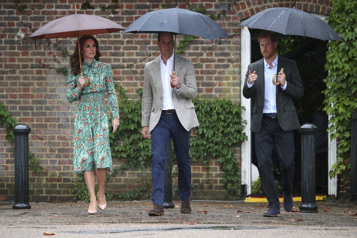 Vévodkyně Kate, princové William a Harry