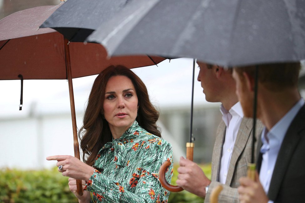 Vévodkyně Kate, princové William a Harry