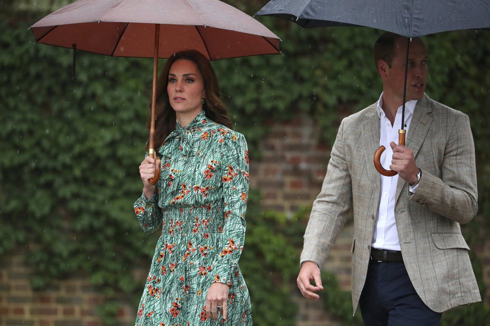 Vévodkyně Kate a princ William v zahradě princezny Diany