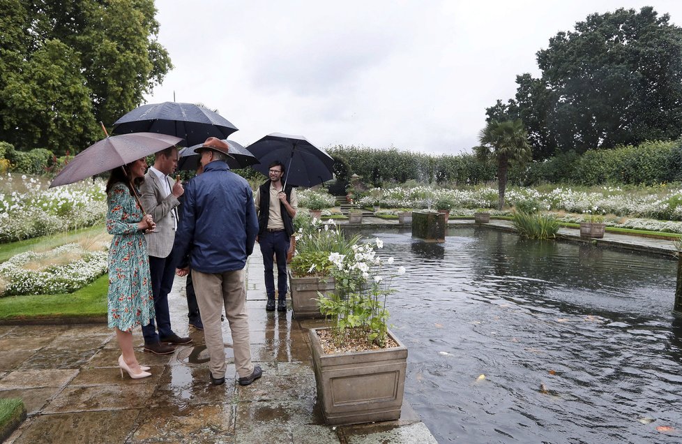 Vévodkyně Kate, princové William a Harry v zahradách princezny Diany