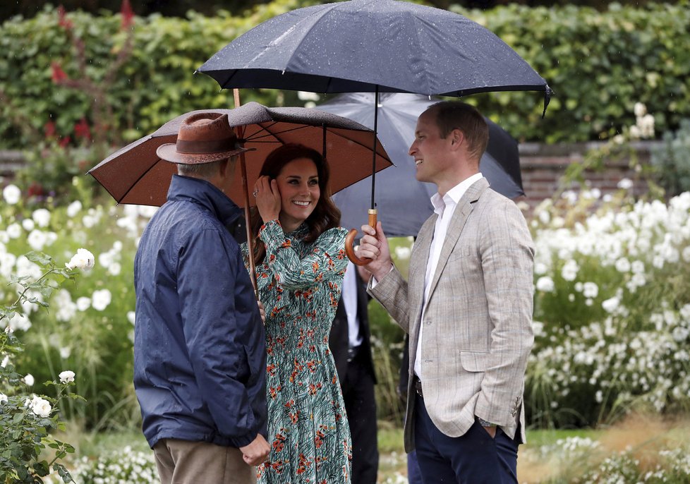 Vévodkyně Kate a princ William mluví se zahradníkem o princezně Dianě.