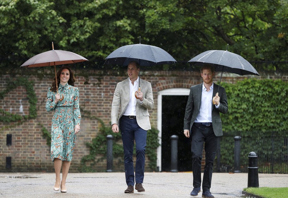 Vévodkyně Kate, princové William a Harry v zahradách princezny Diany