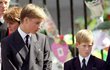 Princové William a Harry na pohřbu své matky, princezny Diany. Zemřela při autonehodě v roce 1997