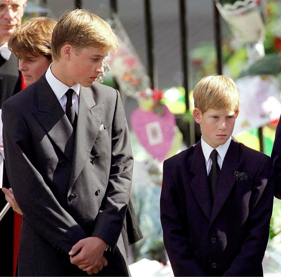 Princové William a Harry na pohřbu své matky, princezny Diany. Zemřela při autonehodě v roce 1997