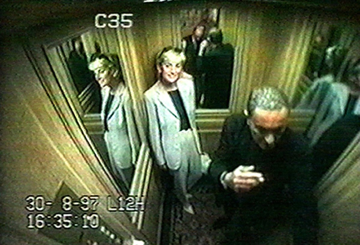 30. srpna 1997 Takhle zachytily jeden z posledních Dianiných úsměvů bezpečnostní kamery ve výtahu.