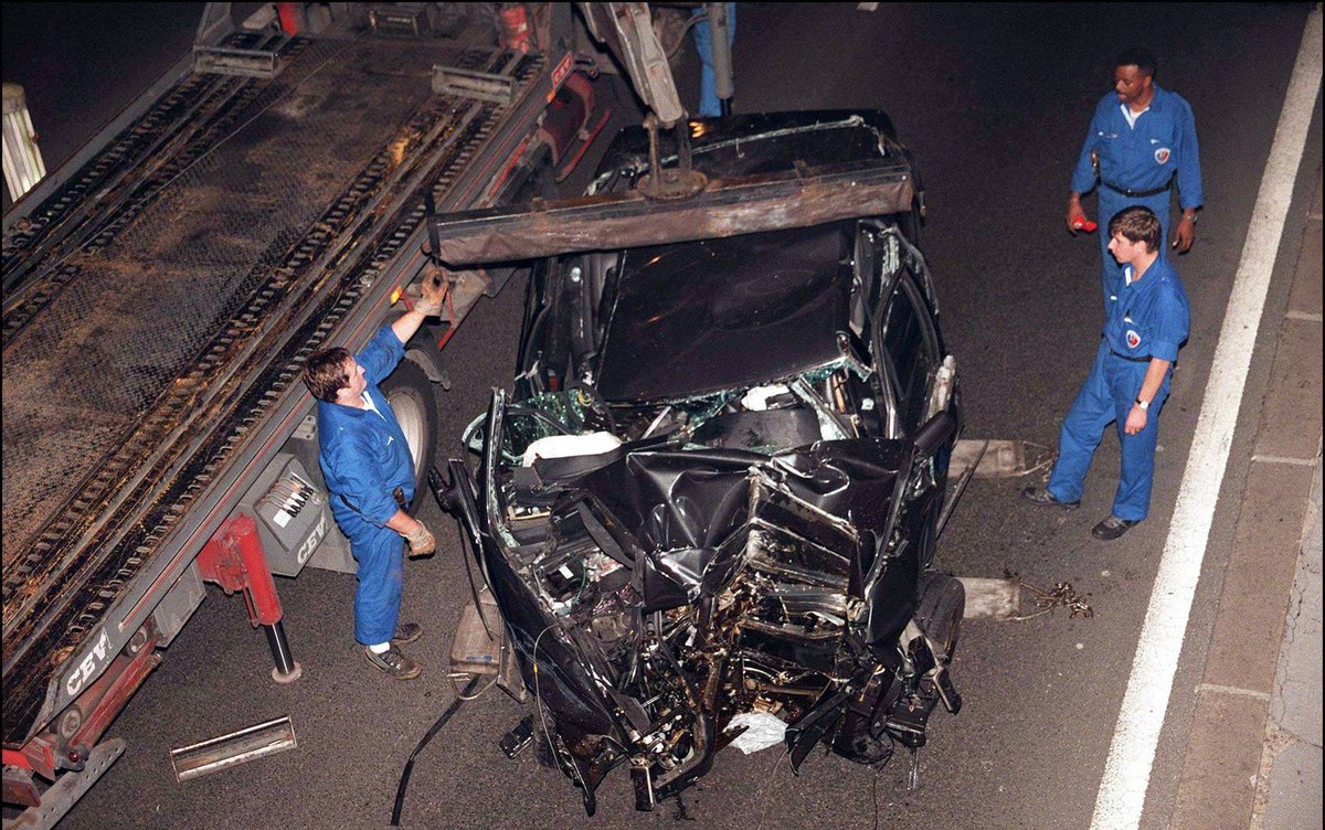 Černý Mercedes S280 náraz v tunelu Alma naprosto zdemoloval. Přežil jen bodyguard, zřejmě díky bezpečnostním pásům.