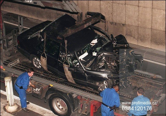 Černý Mercedes S280 náraz v tunelu Alma naprosto zdemoloval. Přežil jen bodyguard, zřejmě díky bezpečnostním pásům.