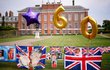 Prostor před Kensingtonským palácem zaplnily upomínkové předměty a přání k nedožitým 60. narozeninám princezny Diany